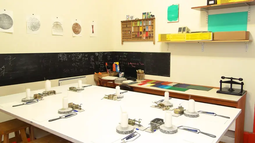 Mesa de trabajo en encuadernación: una herramienta imprescindible para los profesionales - Qué se hace en una Mesa laboral mesa trabajo encuadernacion - Qué se hace en una Mesa laboral